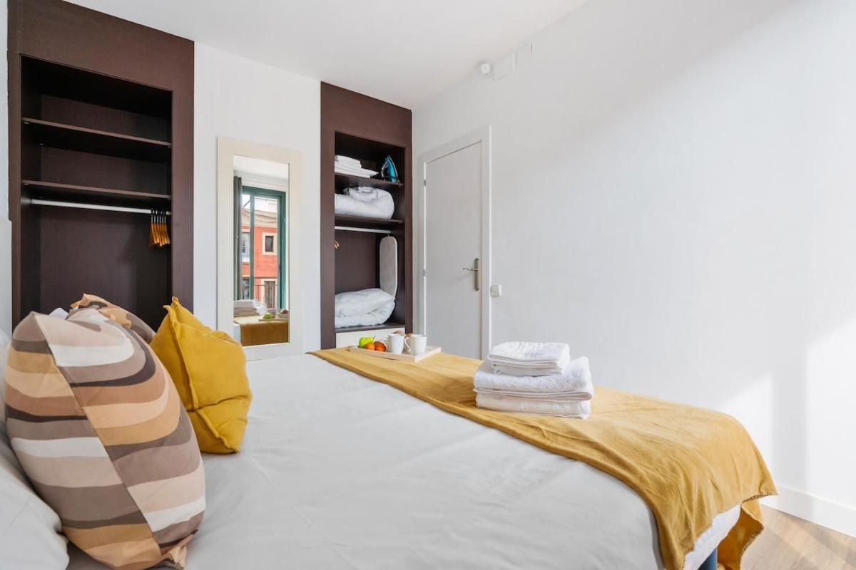 Lodging Apartments Liceu G1 برشلونة المظهر الخارجي الصورة